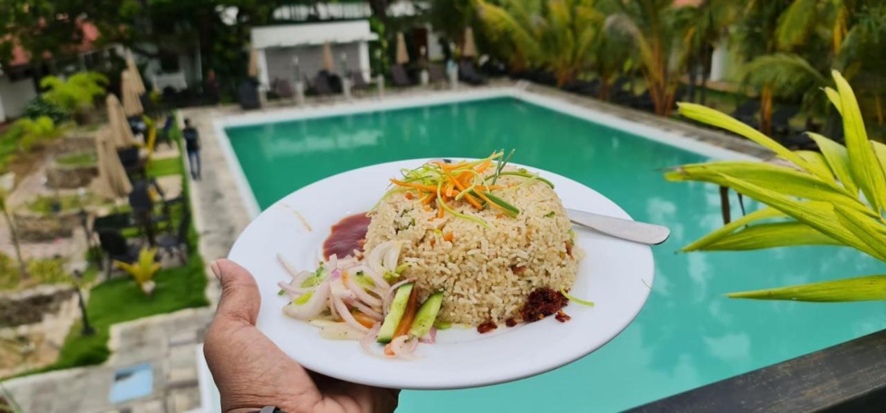 Lucky Beach Resort 亭可马里 外观 照片