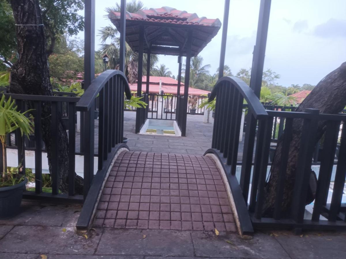 Lucky Beach Resort 亭可马里 外观 照片