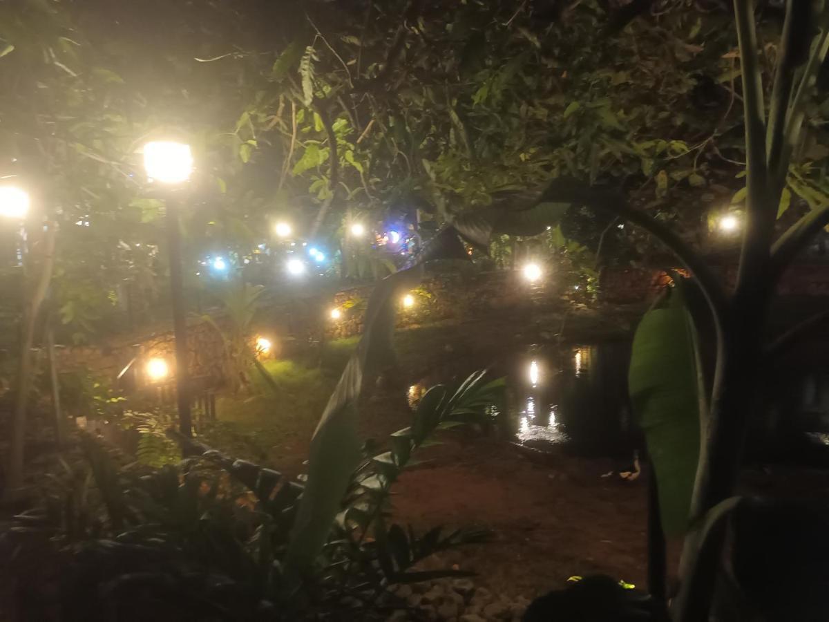 Lucky Beach Resort 亭可马里 外观 照片