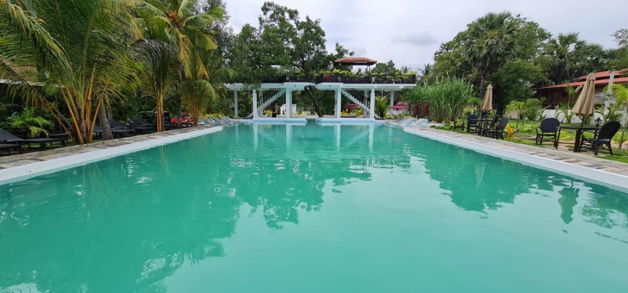 Lucky Beach Resort 亭可马里 外观 照片