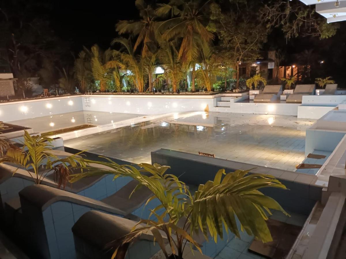 Lucky Beach Resort 亭可马里 外观 照片