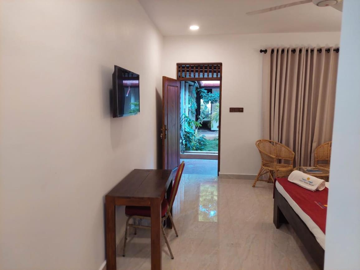 Lucky Beach Resort 亭可马里 外观 照片