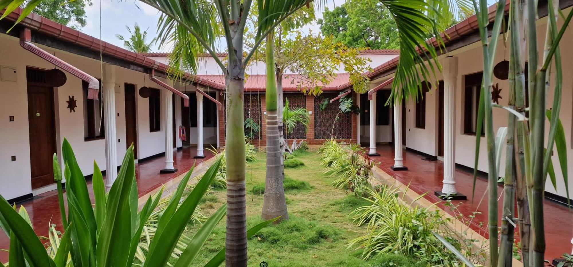 Lucky Beach Resort 亭可马里 外观 照片