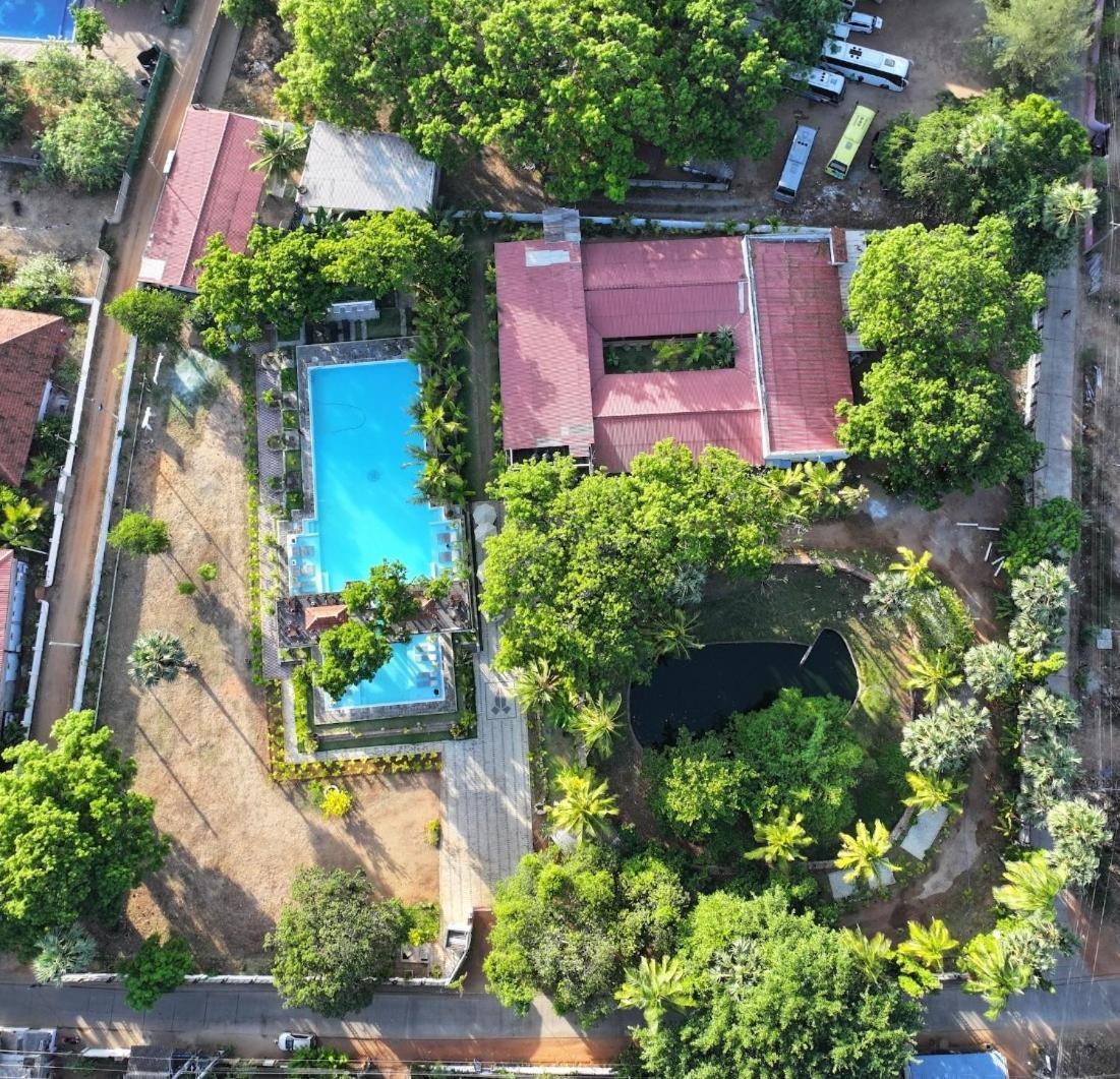 Lucky Beach Resort 亭可马里 外观 照片