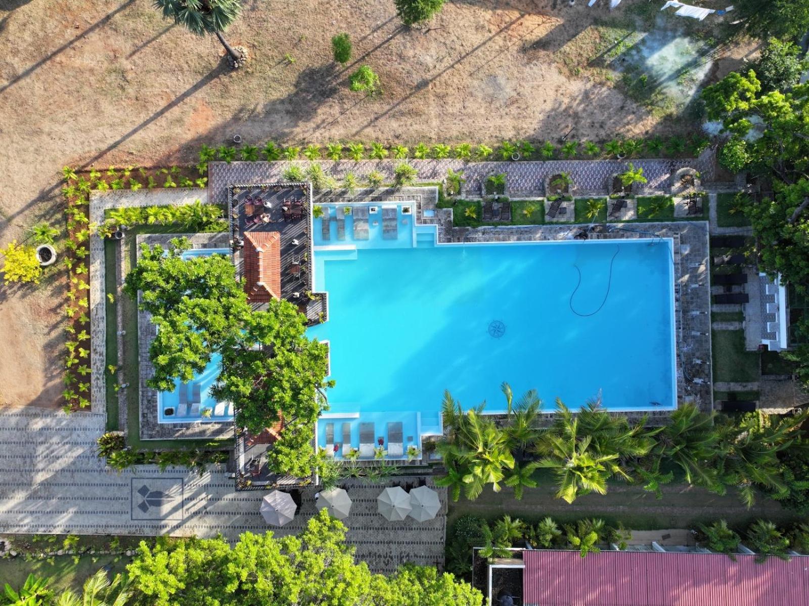 Lucky Beach Resort 亭可马里 外观 照片